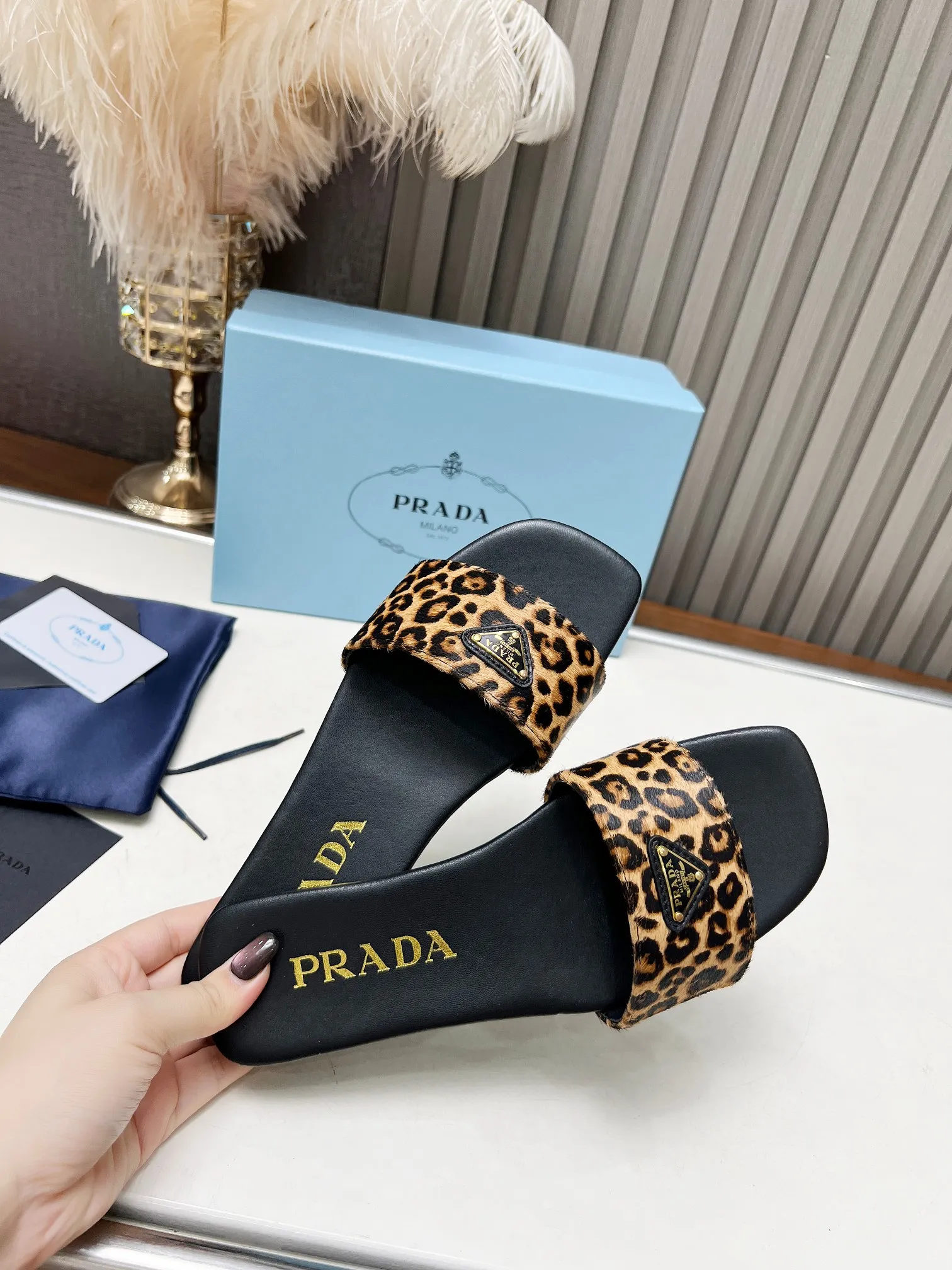 👟👟Ex-factory price 440👟👟 Top version on the market🔥4050SS Prada〰️Triangle logo ✔️Top quality ✔️Elegant, intellectual, retro and cute in one ✔️Upper: original horse hair cowhide ➕Original hardware buckle ✔️Inner: lambskin lining ✔️Original Italian leather outsole ✔️Size: 35-42 (41, 42, customized)
